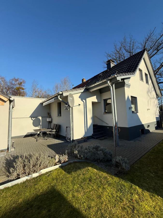Außenansicht des Haus am See mit Garten und Terrasse